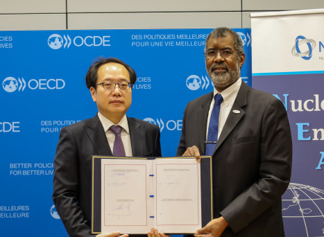 Photo of the signature of the GIF Framework Agreement by Korea in September 2025 in Paris, France