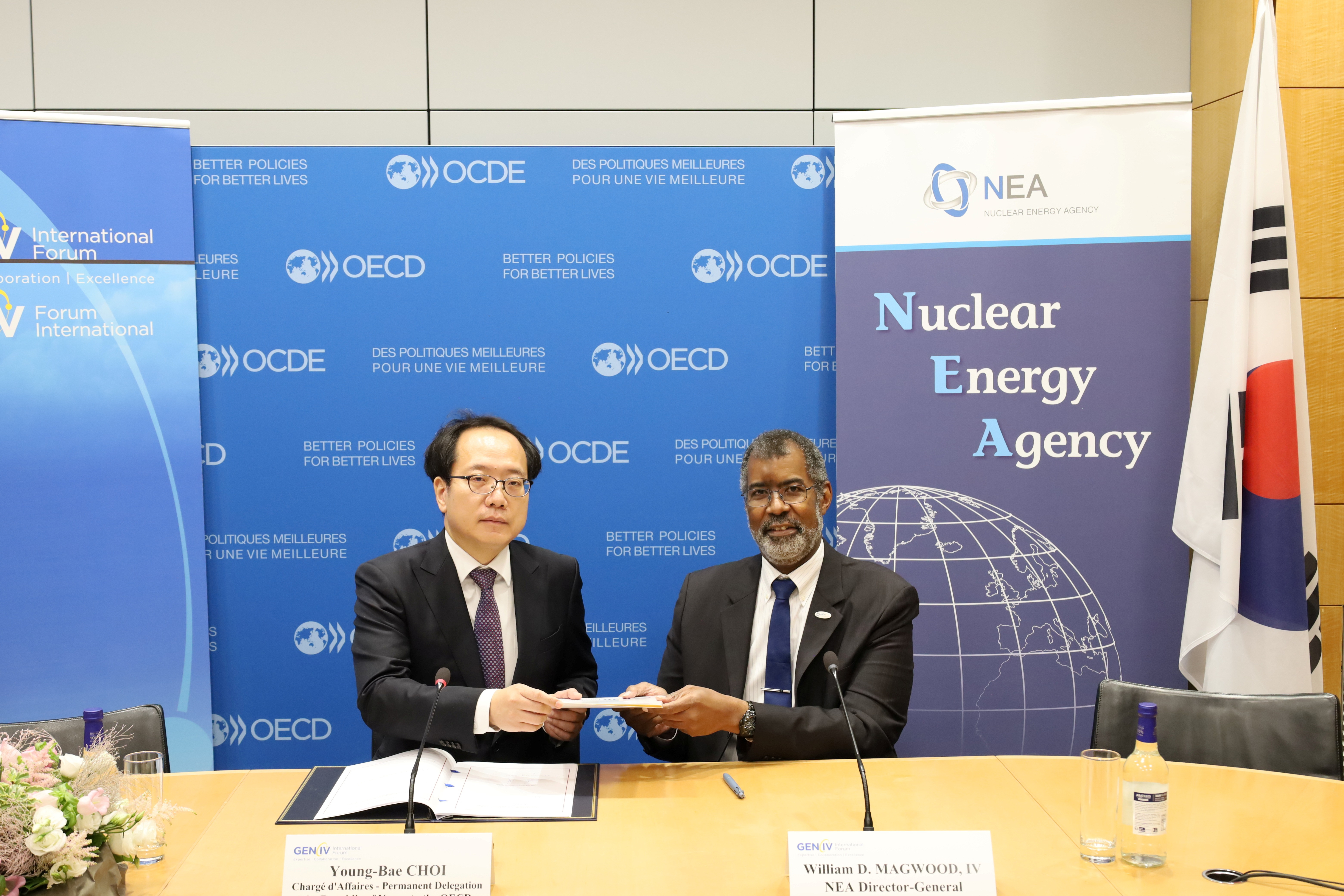 Photo of the signature of the GIF Framework Agreement by Korea in September 2025 in Paris, France