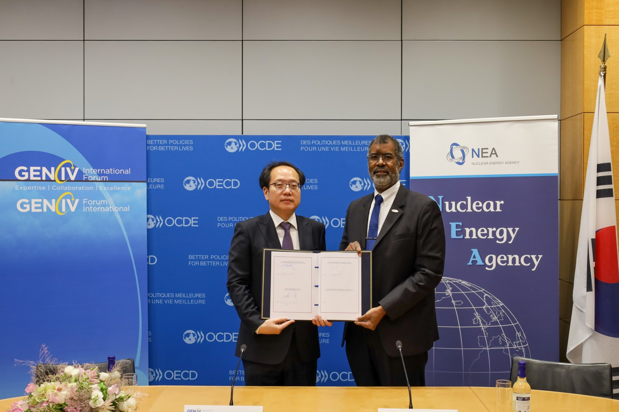 Photo of the signature of the GIF Framework Agreement by Korea in September 2025 in Paris, France