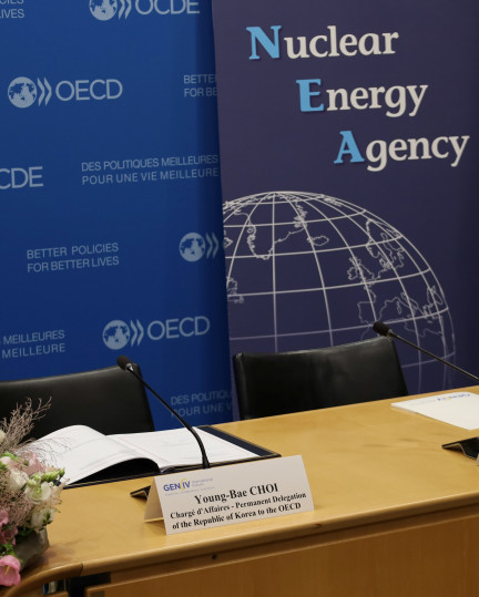 Photo of the signature of the GIF Framework Agreement by Korea in September 2025 in Paris, France