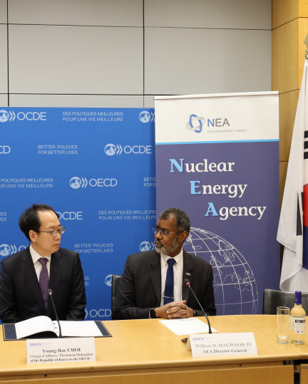 Photo of the signature of the GIF Framework Agreement by Korea in September 2025 in Paris, France