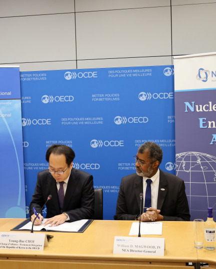 Photo of the signature of the GIF Framework Agreement by Korea in September 2025 in Paris, France