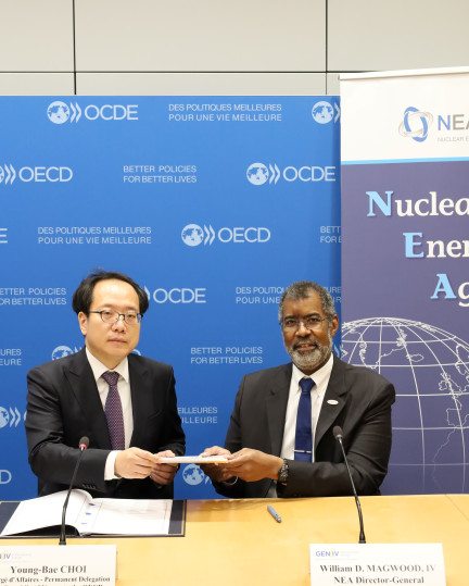 Photo of the signature of the GIF Framework Agreement by Korea in September 2025 in Paris, France