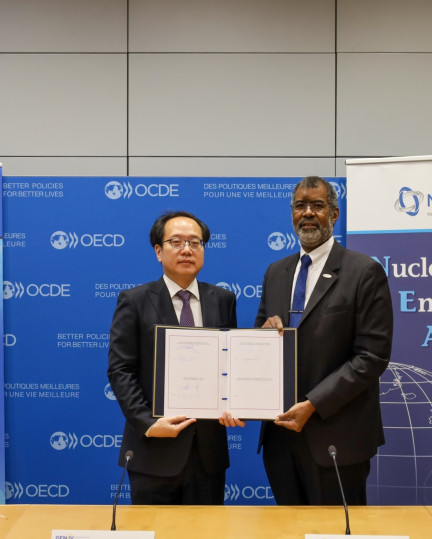 Photo of the signature of the GIF Framework Agreement by Korea in September 2025 in Paris, France